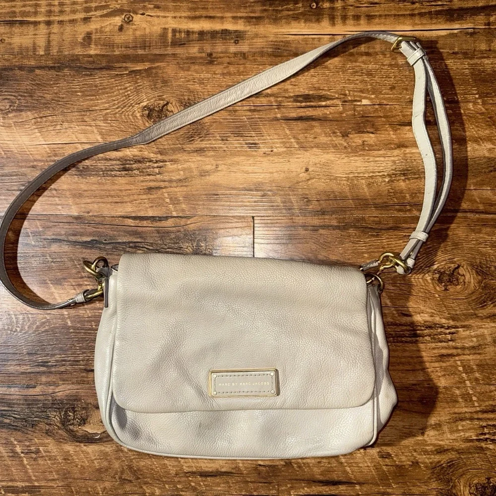 Marc Jacob's Taupe Pebbles Flap 100% Cow Leather Messenger Bag